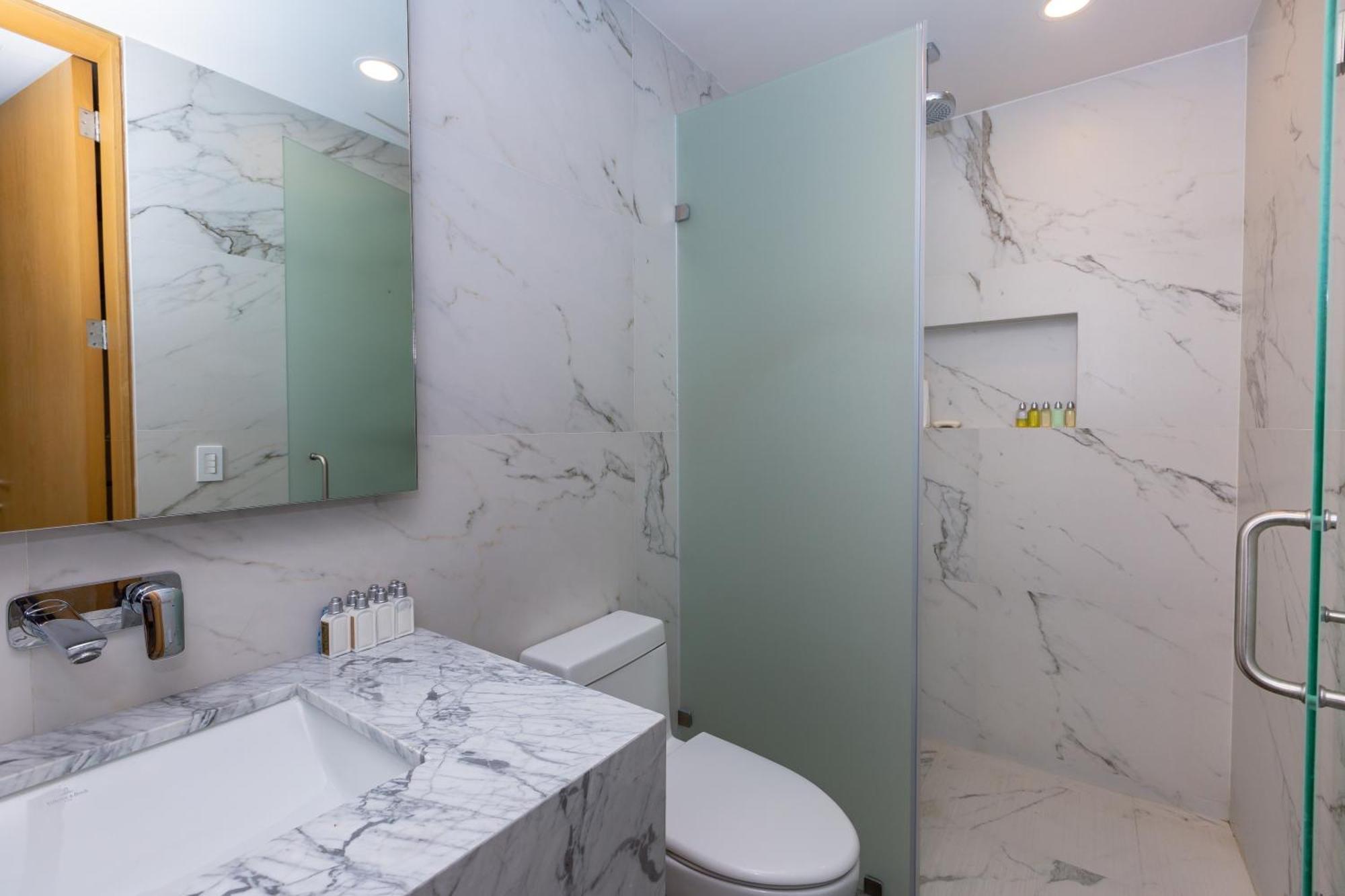 Ocean View Condo - Beach, Pool & Jacuzzi! Cancún Esterno foto